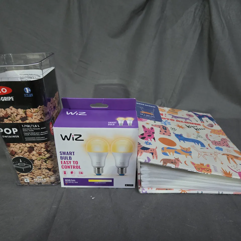 LARGE BOX OF ASSORTED HOUSEHOLD ITEMS TO INCLUDE PHOTO ALBUM, SMART BULBS AND FOOD CONTAINER