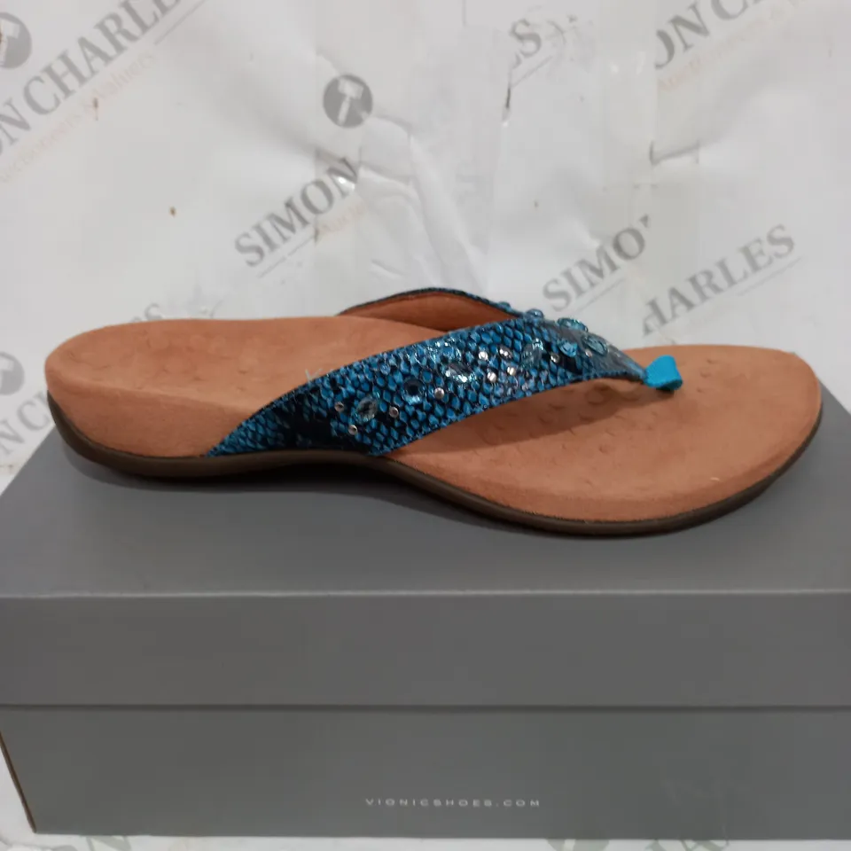 BOXED PAIR OF VIONIC LUCIA SANDALS IN BLUE SIZE 7