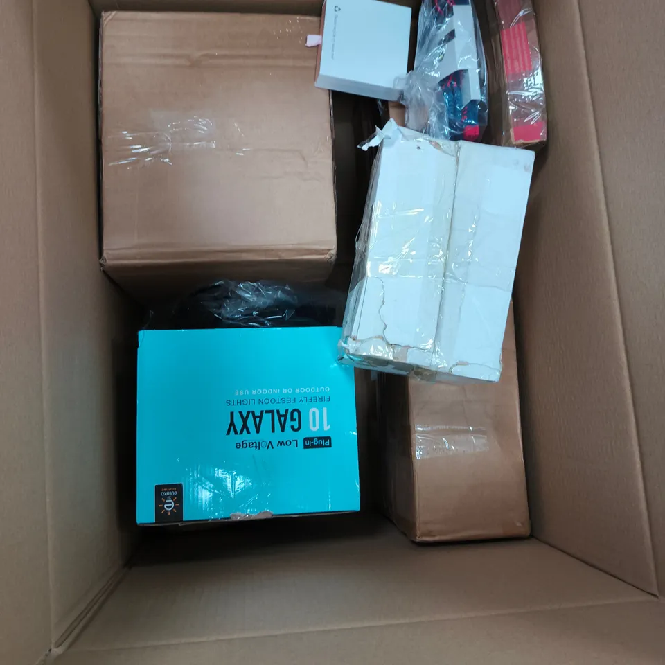 BOX OF APPROXIMATELY 10 ASSORTED HOUSEHOLD ITEMS TO INCLUDE - PERSONALISED TANKARD - KIDS PYJAMAS - TREE SKIRT - ETC