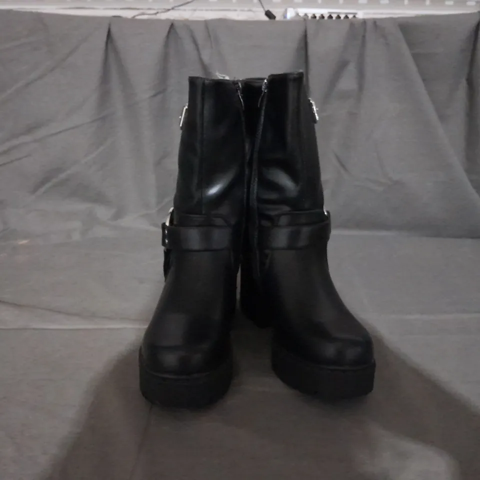 PAIR OF KOI ZIP UP BOOTS IN BLACK SIZE 5 