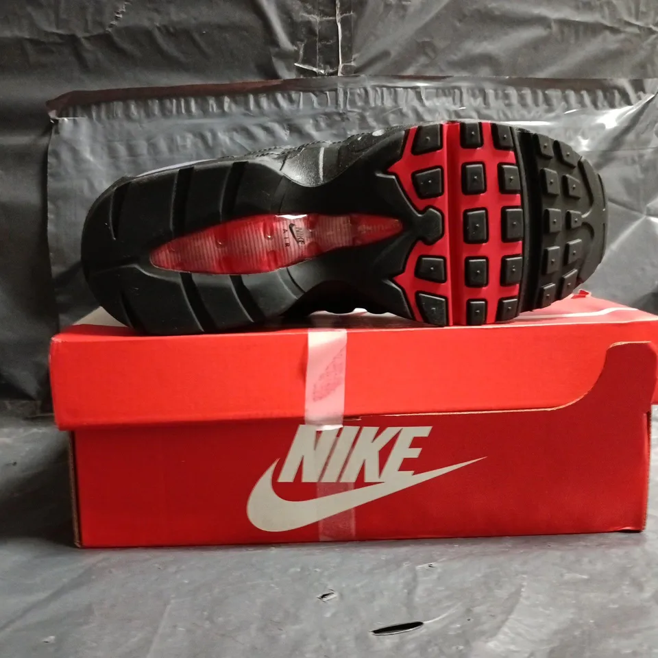 BOXED PAIR OF NIKE AIR MAX 95 TRAINERS IN BLACK/GREY SIZE UK 6