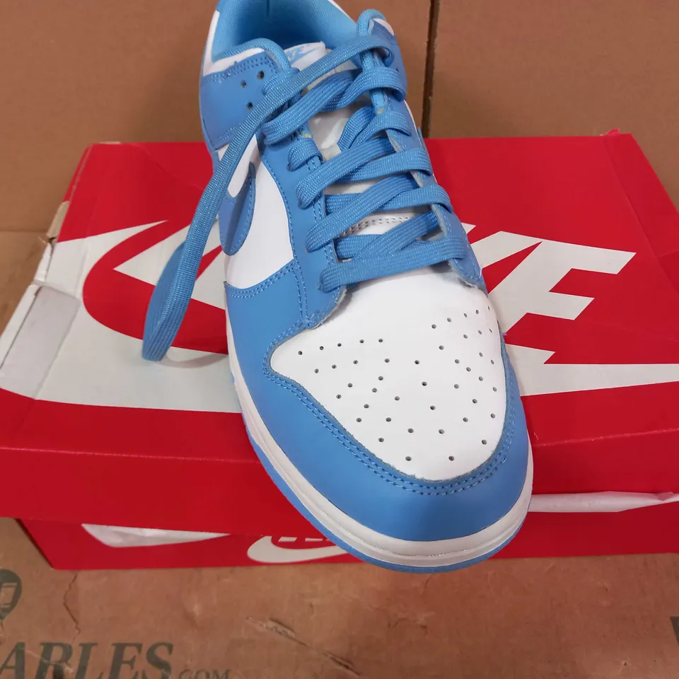 BOXED PAIR OF DESIGNER SHOES IN THE STYLE OF NIKE IN BLUE/WHITE UK SIZE 11