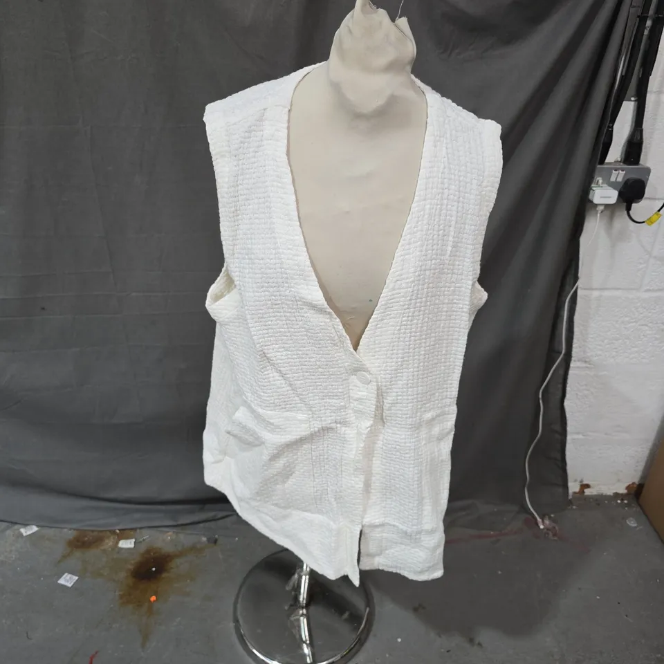 SABO WHITE TEXTURED SLEEVELESS CARDIGAN VEST – UK 14 (AUS 14 / USA 10)