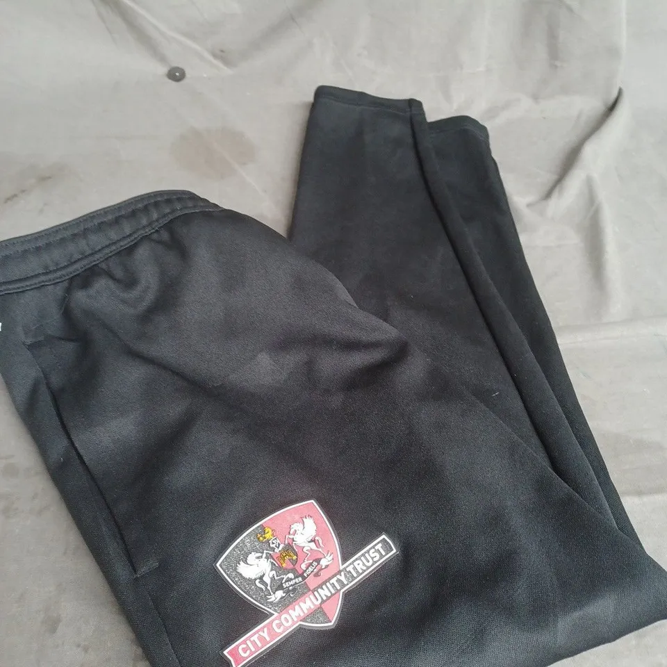 EXETER CITY FOOTBALL JOOGER SIZE M