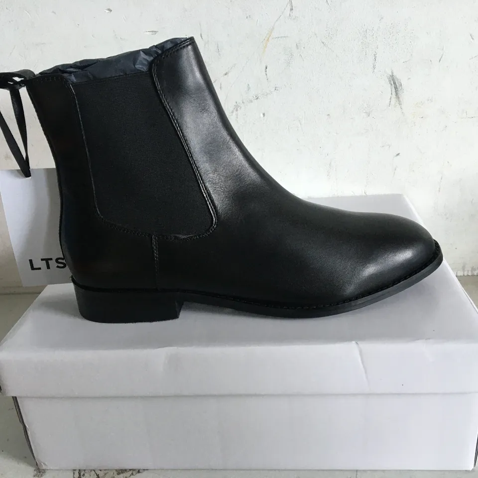 BOXED PAIR OF SIZE 8 BLACK LEATHER CHELSEA BOOTS 