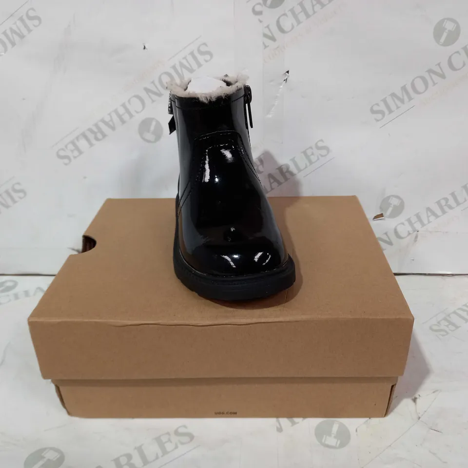 BOXED PAIR OF UGG CHILDREN'S BOOTS IN GLOSSY BLACK UK SIZE 7
