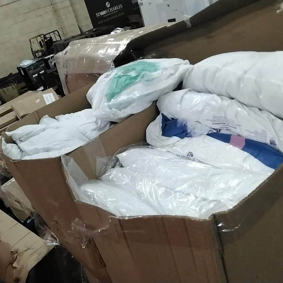 PALLET OF ASSORTED PILLOWS