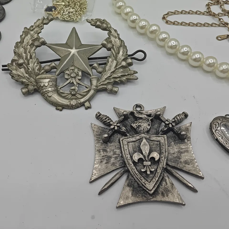 LOT OF 9 ASSORTED JEWELLERY ITEMS TO INCLUDE SIXPENCE BRACELET, NECKLACE AND CREST BROACHES
