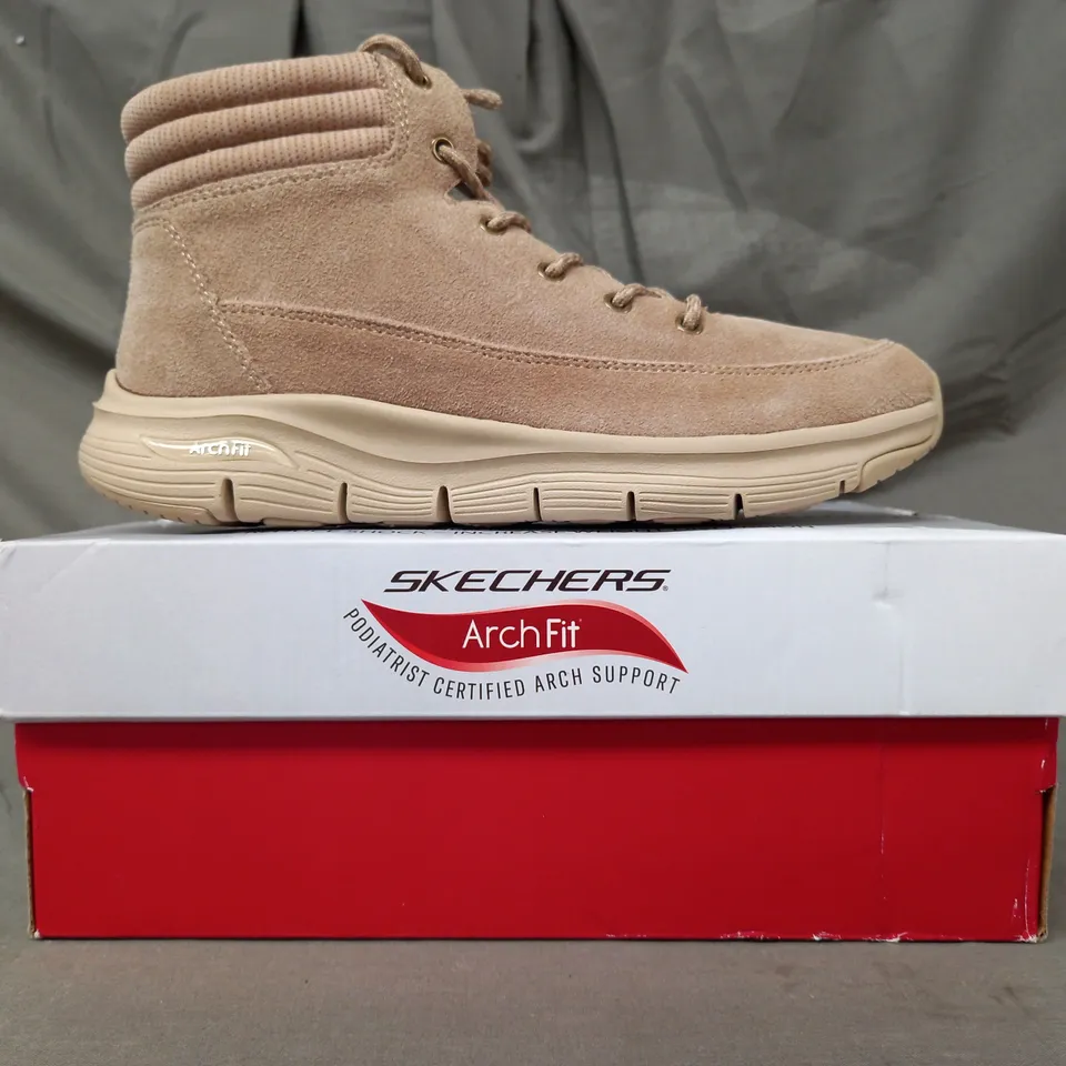 BOXED PAIR OF SKECHERS SMOOTH LACE ANKLE BOOTS IN TAUPE SIZE 5.5