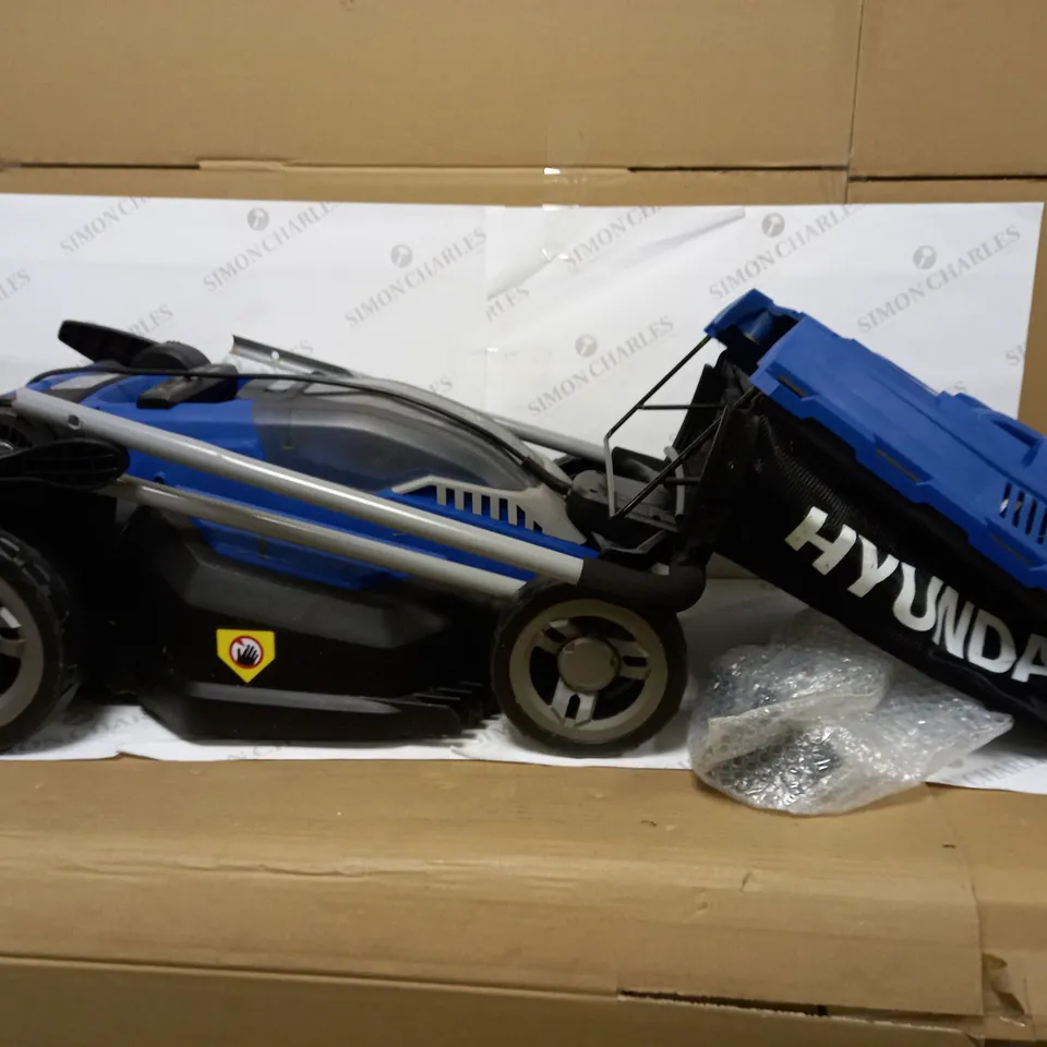 HYUNDAI 38CM CORDLESS 40V LITHIUM-ION BATTERY ROLLER LAWNMOWER WITH BATTERY AND CHARGER