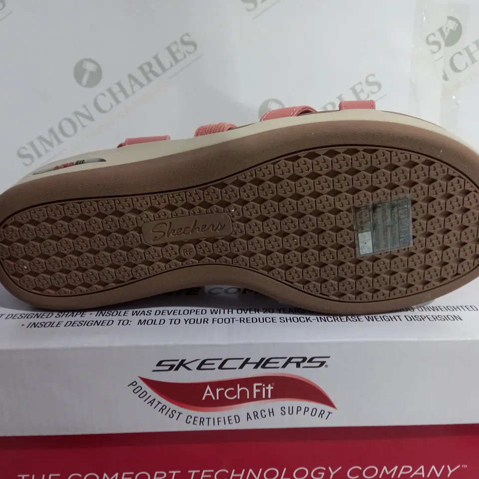 BOXED PAIR OF SKECHERS ARCHFIT HEELED OPEN TOE SANDALS - SIZE 7