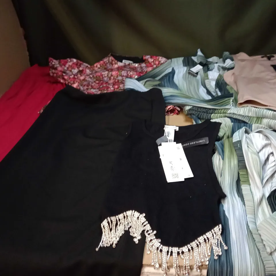 LOT OF APPROX 25 ASSORTED CLOTHING ITEMS VARYING IN SIZE/COLOUR/STYLE TO INCLUDE: TROUSERS, TOPS, DRESSES