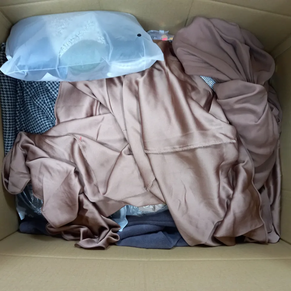 LARGE BOX OF ASSORTED CLOTHING ITEMS TO INCLUDE JEANS, DRESSES AND JUMPERS