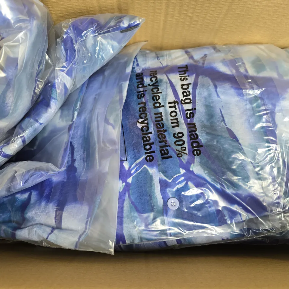 BOX OF APPROXIMATELY 40 QED LONDON SHIRTS IN BLUE - ONE SIZE