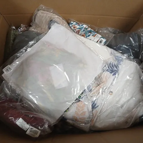 APPROXIMATELY 30 ASSORTED CLOTHING ITEMS IN VARIOUS COLOURS, SIZES, AND STYLES