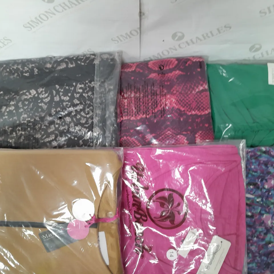 LOT OF APPROX 16 CLOTHING ITEMS IN VARIOUS STYLES, COLOURS AND SIZES 