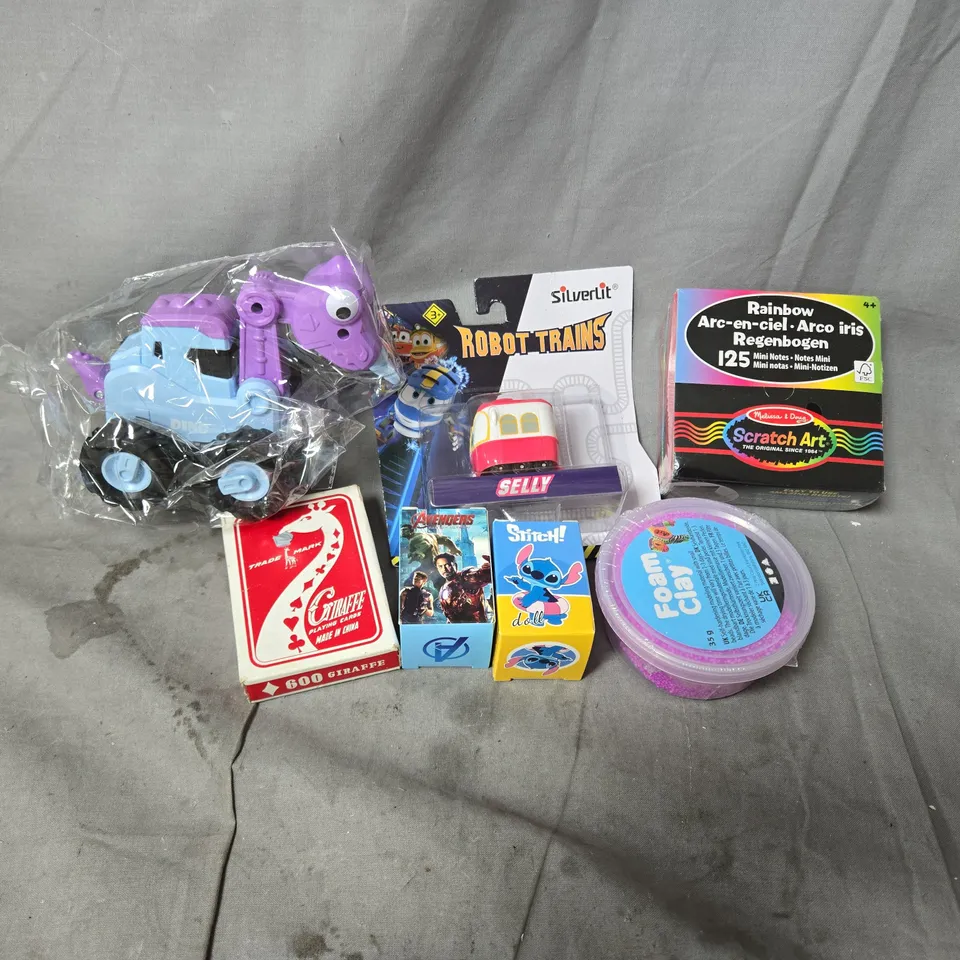 APPROXIMATELY 25 ASSORTED ITEMS OF TOYS AND GAMES INCLUDING STITCH DOLL, AVENGERS PENDANT, SCRATCH ART RAINBOW SET AND ROBOT TRAIN