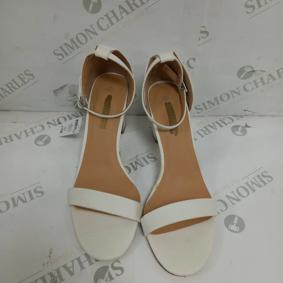 APPROXIMATELY 8 PAIRS OF PEACOCKS BLOCK HEELED SANDALS IN WHITE SIZE 7 