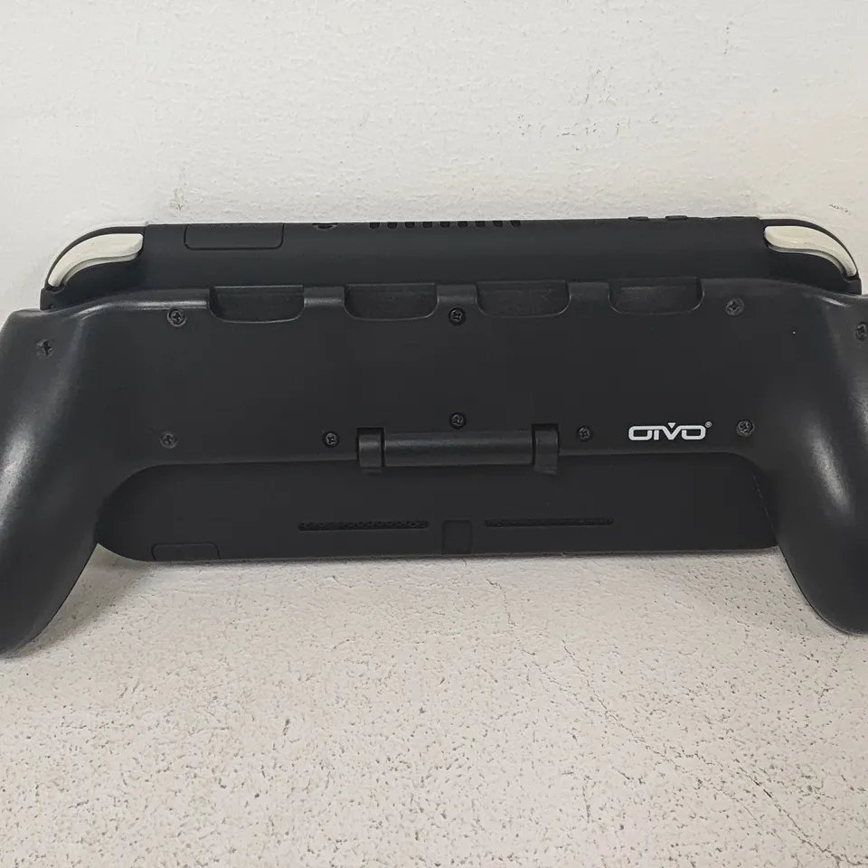 UNBOXED NINTENDO SWITCH LITE HANDHELD GAMING CONSOLE IN BLACK WITH ATTACHED CONTROLLER SUPPORT