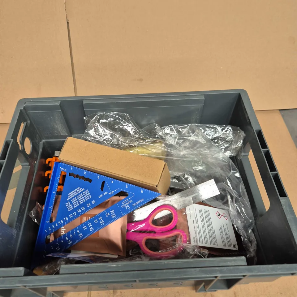 TOTE OF APPROXIMATELY 10 ASSORTED ITEMS