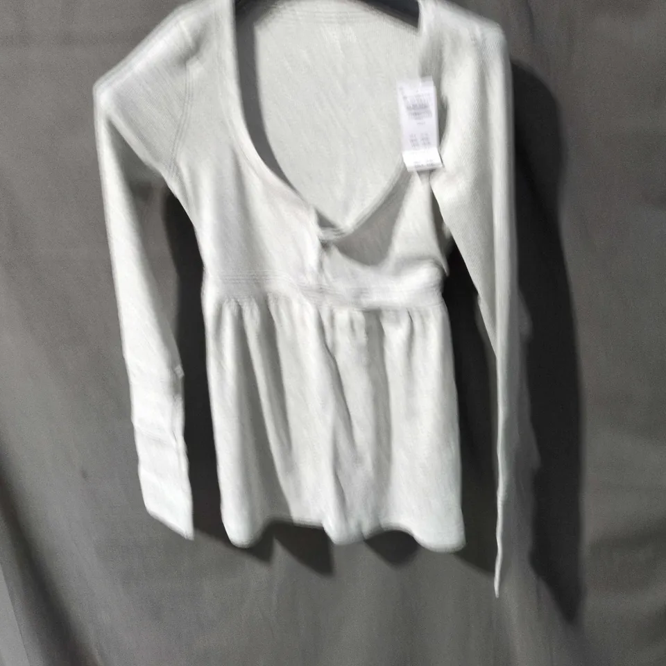 HOLLISTER WOMEN'S KNIT TOP – LIGHT GREY, SIZE SMALL