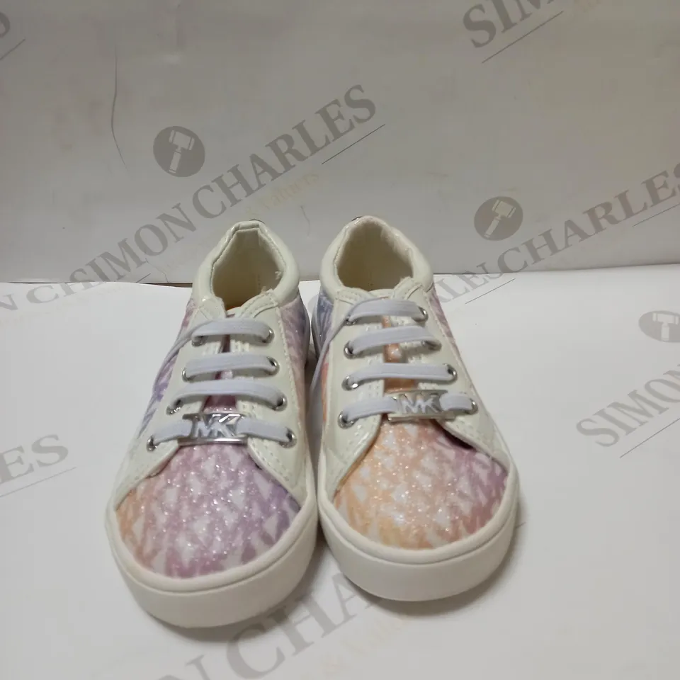 PAIR OF INFAINT MICHAEL KORS SHOES SIZE 6 AND HALF