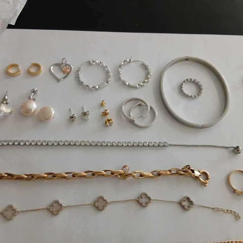 APPROXIMATELY 15 PIECES OF ASSORTED JEWELLERY