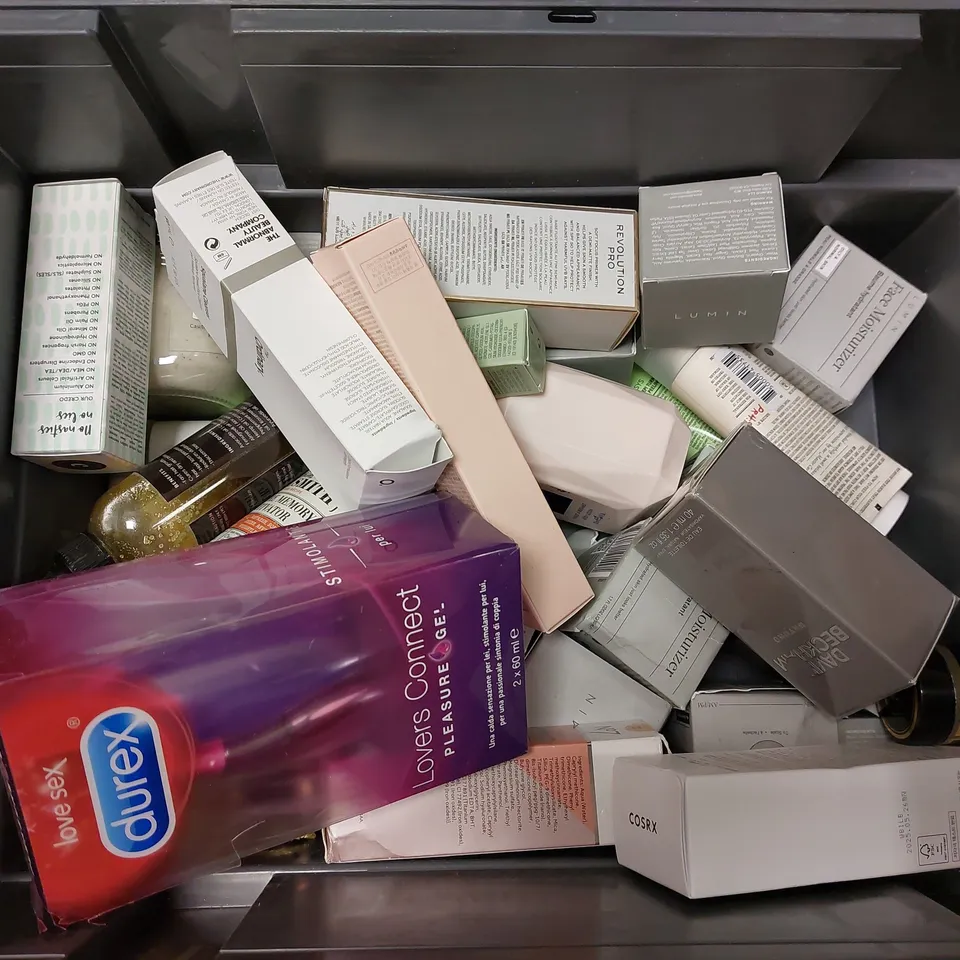 BOX OF APPROX 20 COSMETIC ITEMS TO INCLUDE PAUL SMITH EXTREME, RENEW INTENSIVE SKIN CARE CREAM, AMANDA HARRINGTON ULTIMATE GRADUAL TAN