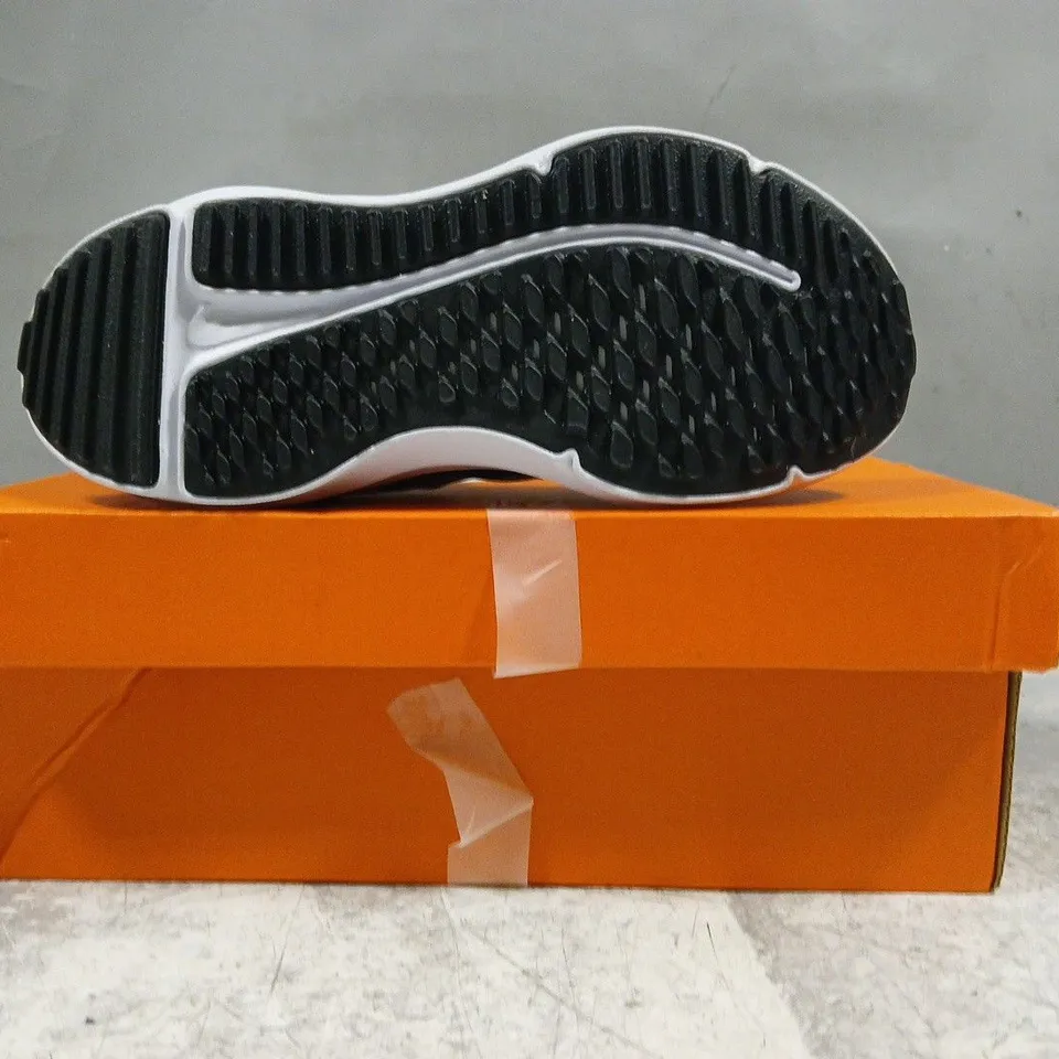 BOXED PAIR OF NIKE KID'S COSMIC RUNNER SHOES IN BLACK/WHITE SIZE UK 10.5