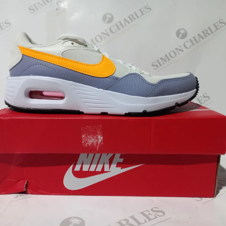 BOXED PAIR OF NIKE AIR MAX SC TRAINERS IN SAIL/LASER ORANGE/INDIGO HAZE UK SIZE 4