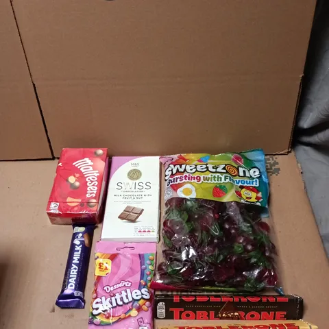 APPROXIMATELY 20 ASSORTED SWEETS AND CHOCOLATE ITEMS TO INCLUDE - SWEETZONE CHERRIES, TOBLERONE AND MALTESERS