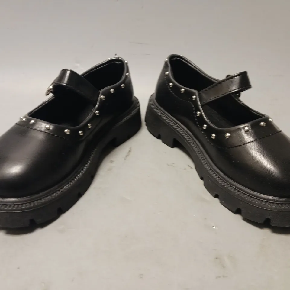 BOXED PAIR OF DESIGNER KIDS SHOES IN BLACK EU SIZE 29