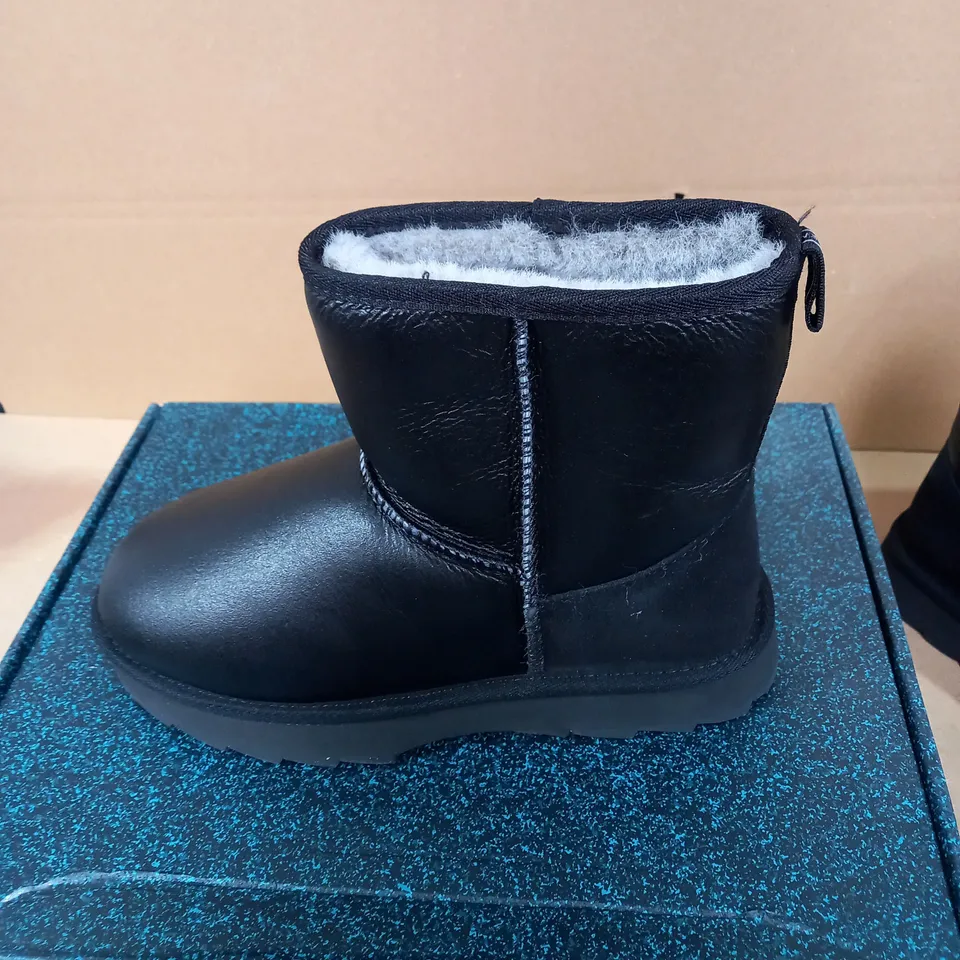 EMU SHARKY MINI TOWN SHEEPSKIN BOOTS - BLACK - UK SIZE 7