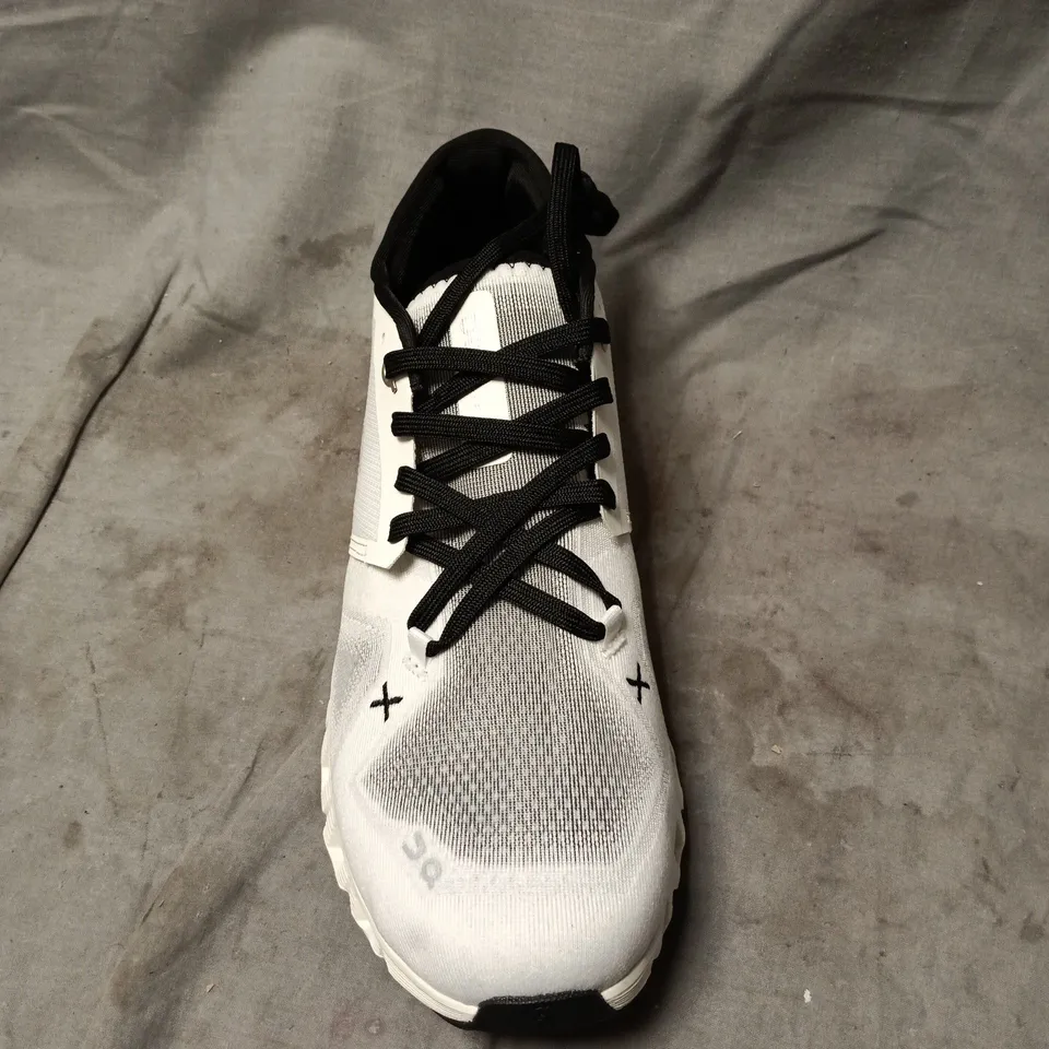 ON RUNNING WHITE MESH TRAINERS – UNISEX SIZE 9