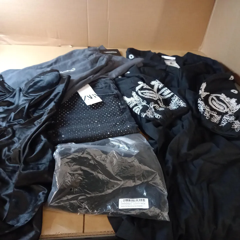 LOT OF APPROX 20 ASSORTED CLOTHING ITEMS VARYING IN SIZE/COLOUR/STYLE TO INCLUDE: TROUSERS, TOPS, JUMPERS