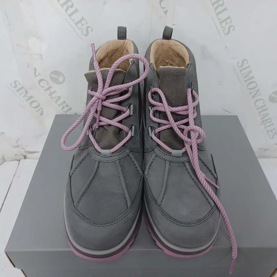 VIONIC NOLAN WATERPROOF BOOT GREY/PINK SIZE 7 - BOXED 