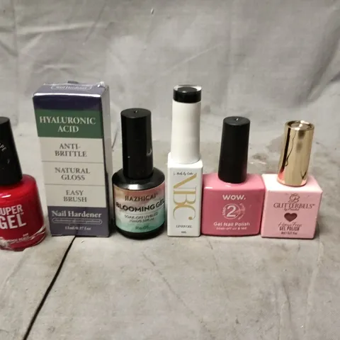 APPROXIMATELY 20 BOTTLES OF NAIL VARNISH TO INCLUDE RIMMEL, GLITTERBELLS AND WOW