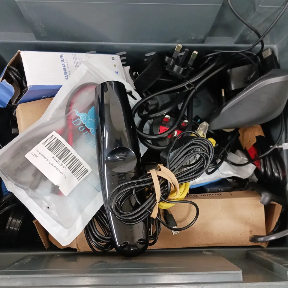 APPROXIMATELY 10 ASSORTED COMPUTER/PERIPHERALS ITEMS TO INCLUDE WIRELESS MOUSE, TV REMOTE, COMPUTER CABLES, ETC