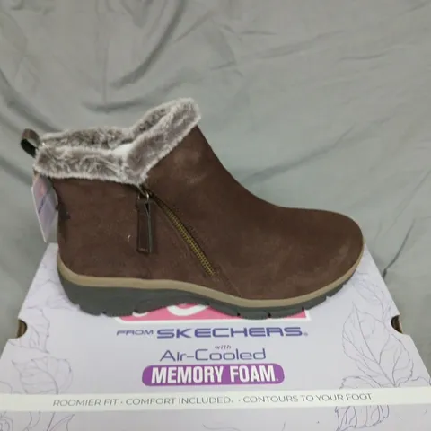 BOXED SKECHERS WOMEN'S ANKLE BOOTS IN CHOCOLATE BROWN SUEDE - UK 7