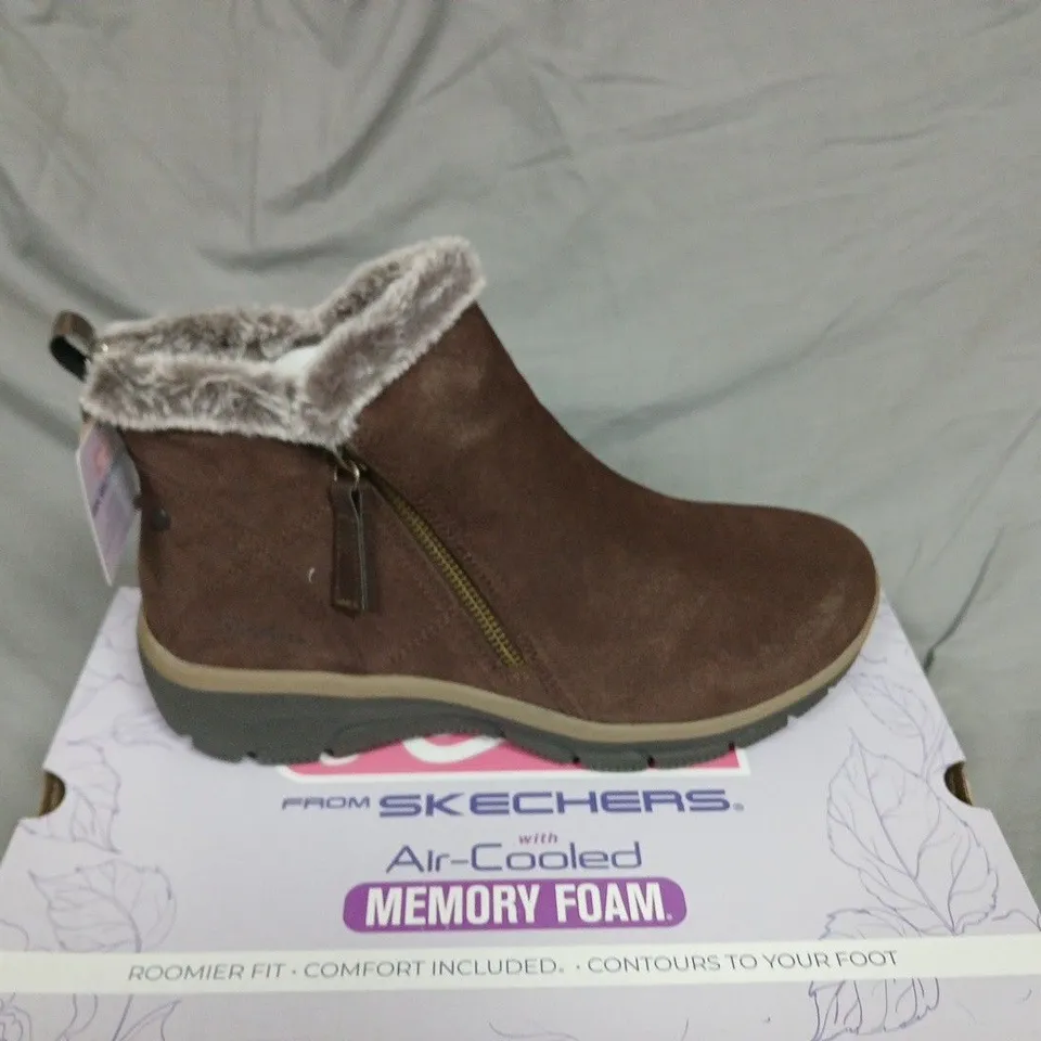 BOXED SKECHERS WOMEN'S ANKLE BOOTS IN CHOCOLATE BROWN SUEDE - UK 7