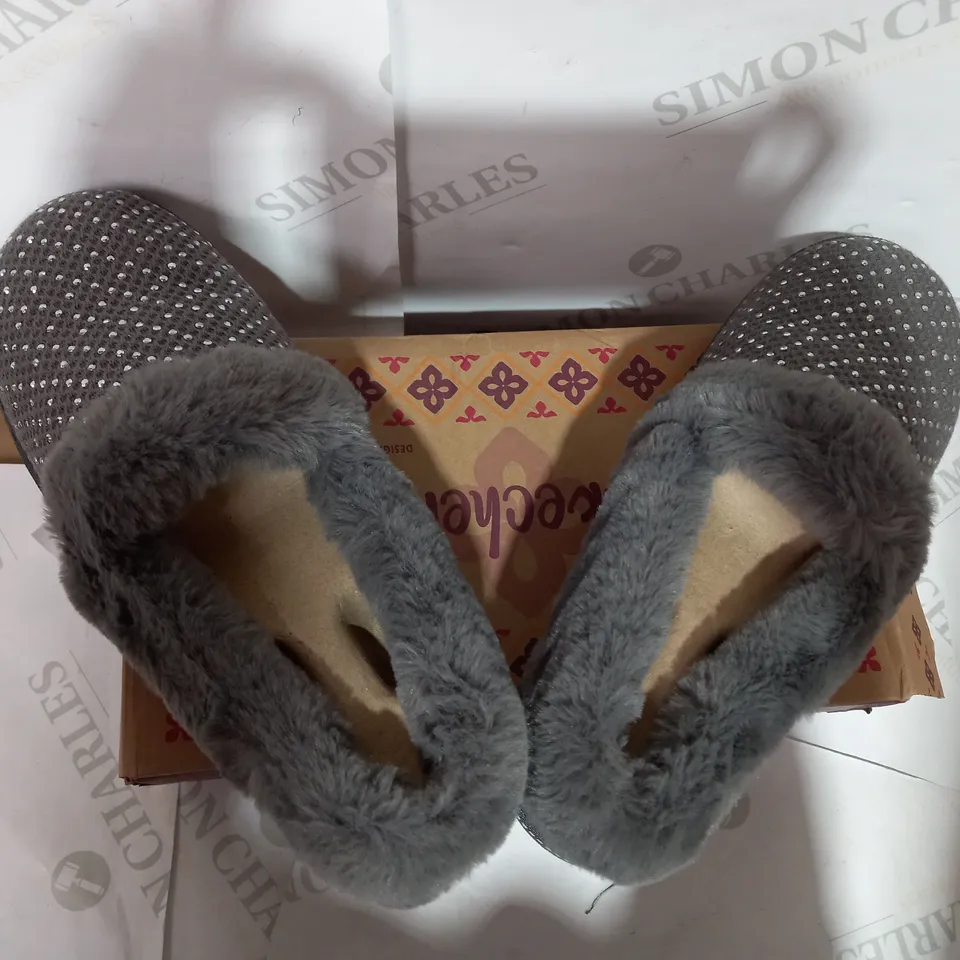 BOXED PAIR OF SKECHERS CHARCOAL COSY SLIPPER - SIZE 7