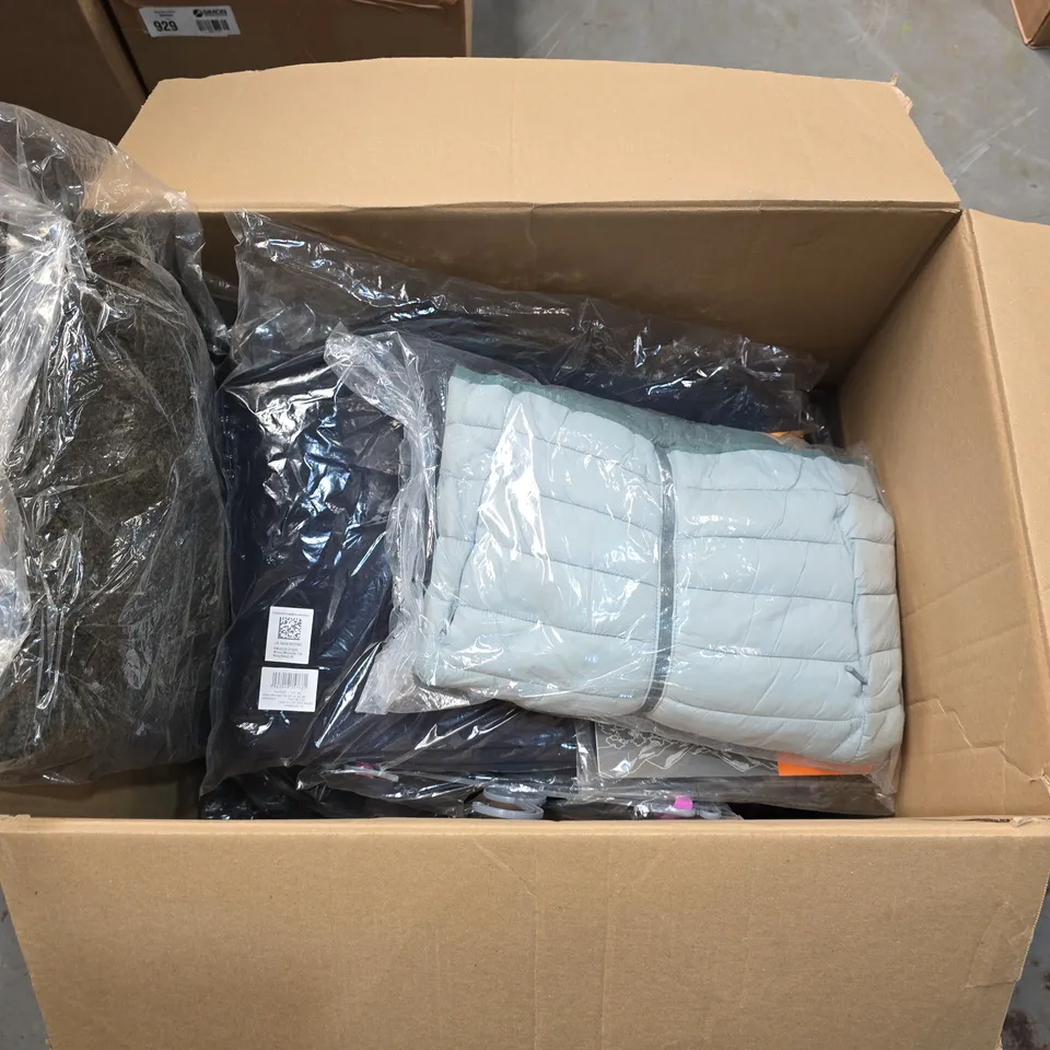 LOT OF APPROXIMATELY 41 ASSORTED BRAND NEW REGATTA AND DARE2BE CLOTHING ITEMS