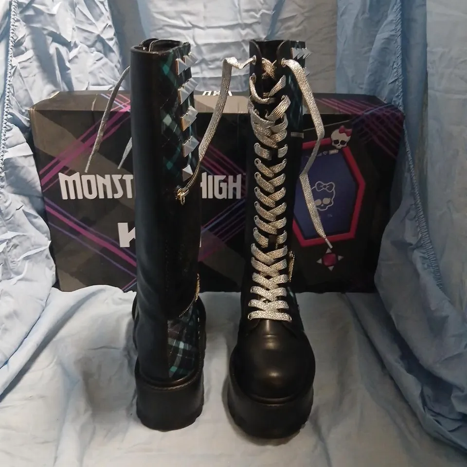 BOXED KOI FRANKIE STEIN FIRECRACKER LONG PLATFORM BOOTS IN GREEN - UK 5