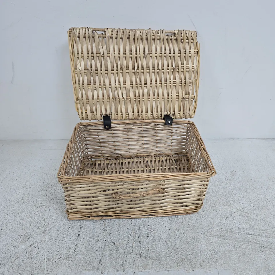 WOVEN WICKER STORAGE/PICNIC BASKET WITH LID