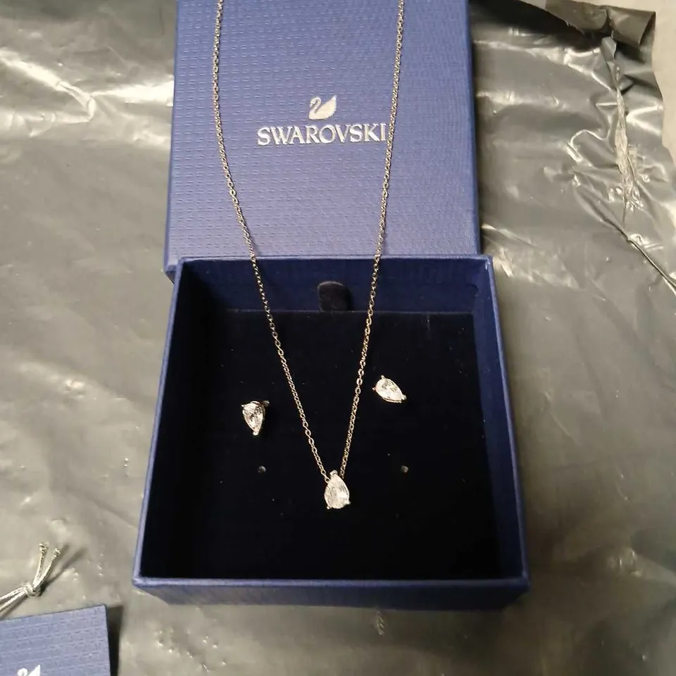 SWAROVSKI JEWELLERY SET – NECKLACE WITH PENDANT AND EARRINGS