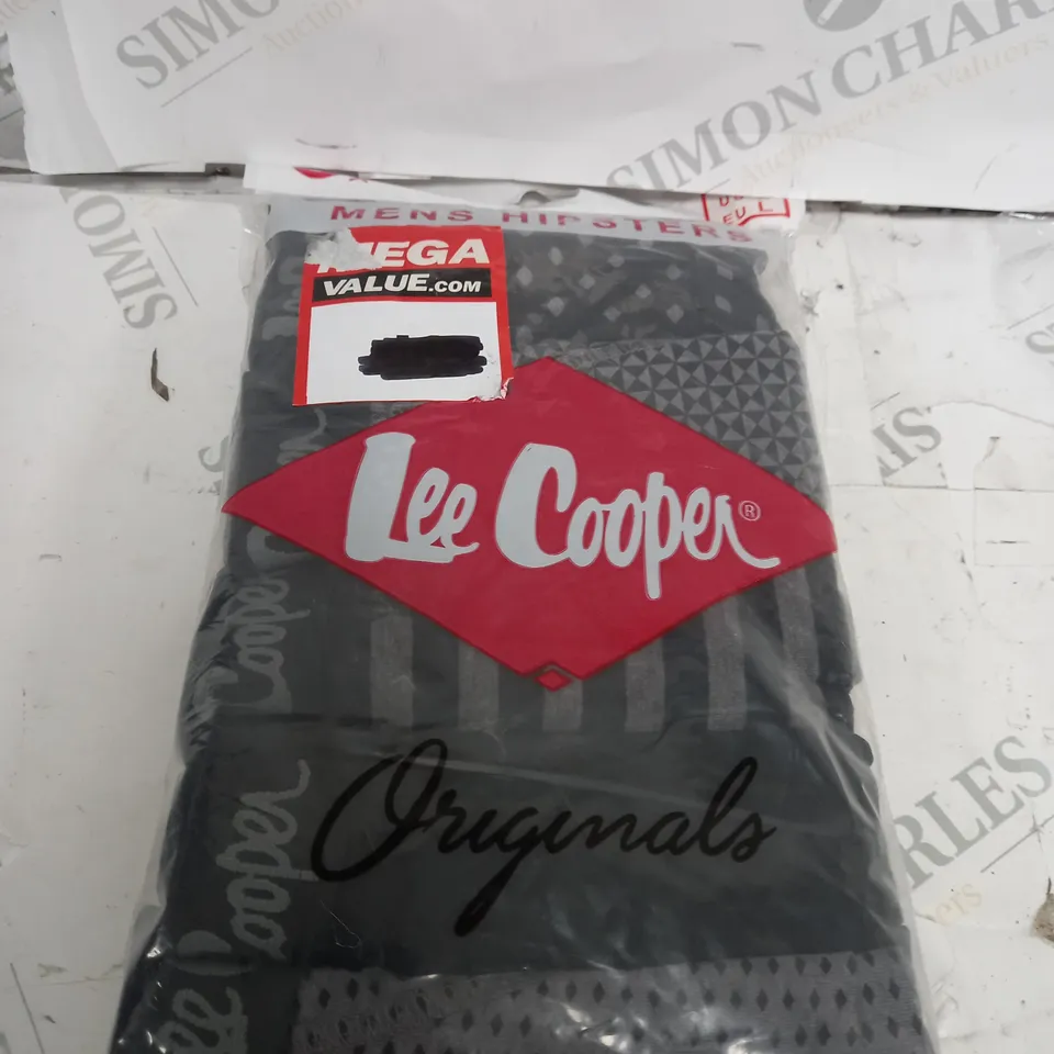 LOT OF CLOTHES APPROXIMATELY 30 TO INCLUDE JUMPERS, BOXER SHORTS, DRESS ETC 