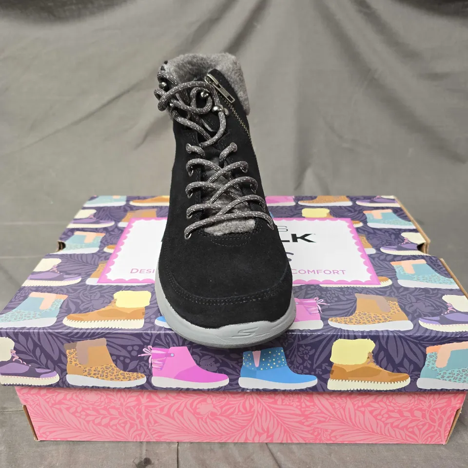 BOXED PAIR OF SKECHERS GO WALK BOOTS IN BLACK/GREY TRIM - 6