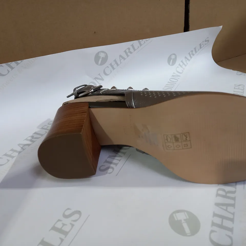 NARC FISHER SILVER SANDAL'S SIZE 5.5