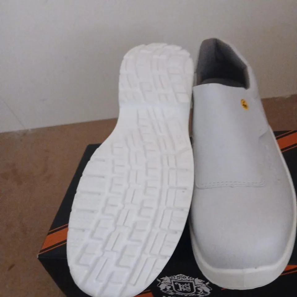 KING'S BY HONEYWELL WHITE SLIP-ON SAFETY SHOES – UK 6 (EU 39), MODEL KRS207EX