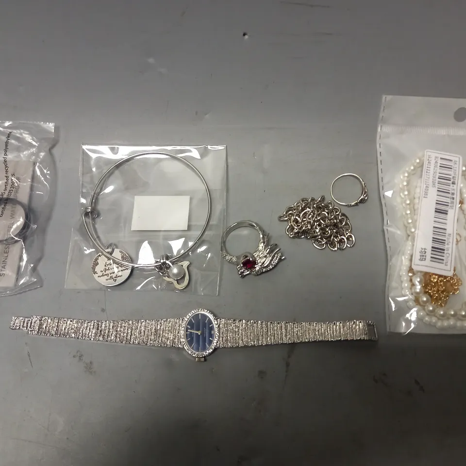 APPROXIMATELY 10 ASSORTED JEWELLERY ITEMS TO INCLUDE WATCHES, RINGS, NECKLACES, ETC